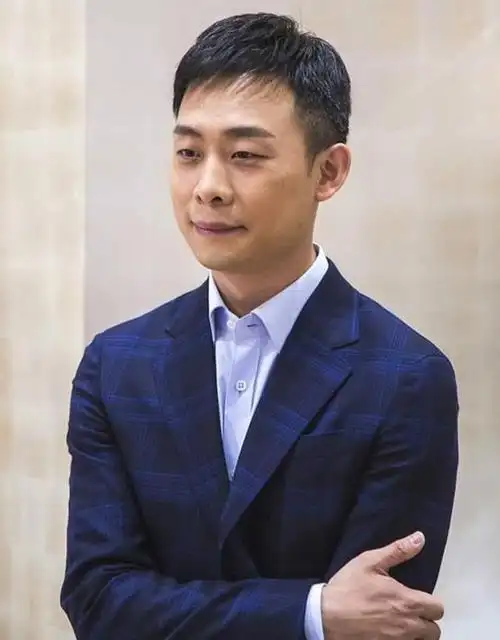 年过40的男士,穿搭要讲究稳重感了,"黑色大衣"怎么穿都不踩雷(40岁