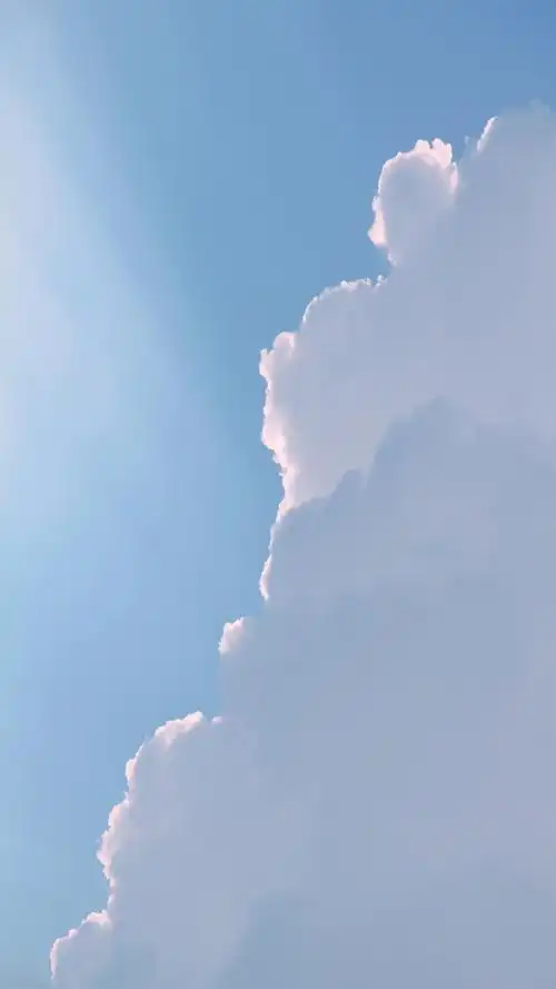 蓝天上的唯美云彩640x1136分辨率查看