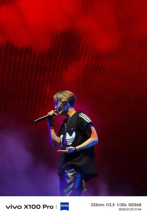 王嘉尔不仅以他的音乐和舞蹈在舞台上留下了深刻印记,而这些照片,则是