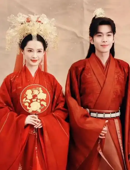 虽然一开始就有两个人结婚的镜头,但是从今天发布的两人大婚照片中