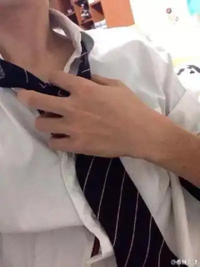 扯领带情侣头像