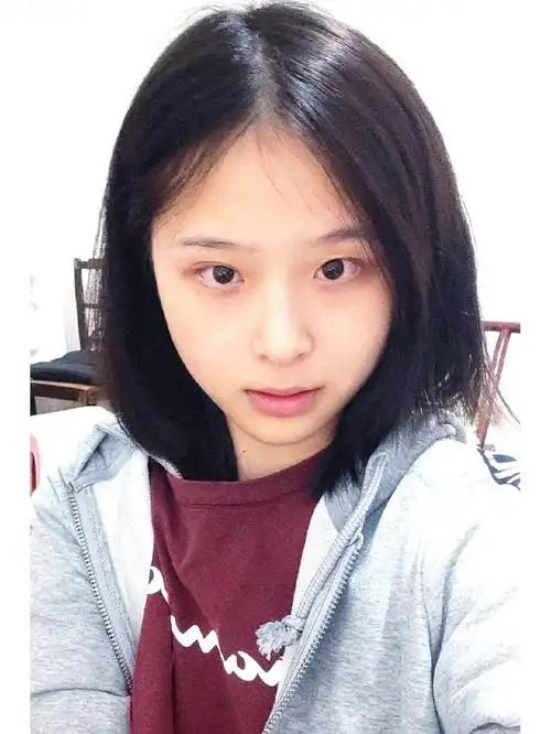 开玩笑哈哈哈哈 初中外套现在挤挤还能穿7099#笔记灵感  #素颜