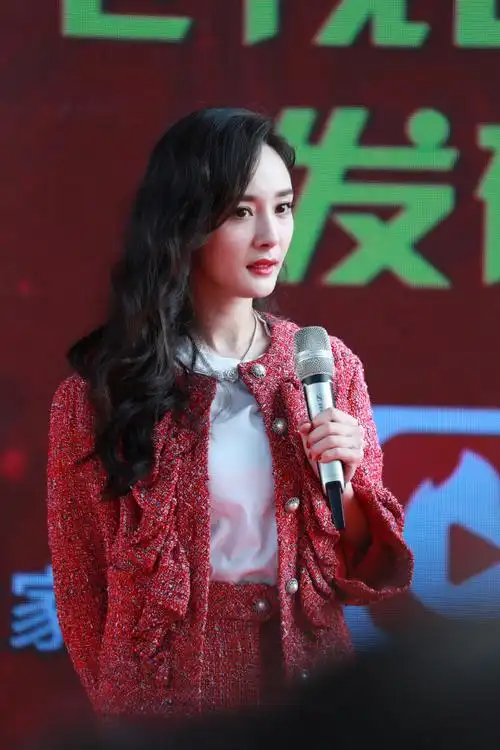 杨幂现身龙年春晚彩排#杨幂 7015 2019北京卫视春晚发布会现场