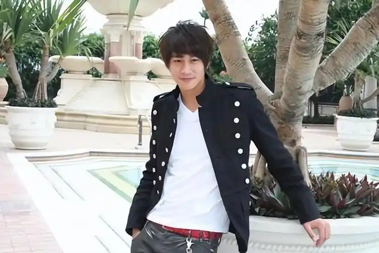 回顾何润东曾三次表白孙俪被拒41岁迎娶柜姐无子也幸福