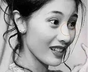 鼻梁起节也就是鼻梁骨凸出一块,犹如道路上下坡,不平整,这种女性鼻梁