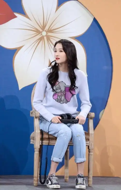 最近又火了关晓彤的脏脏鞋像是1个月没洗却比小白鞋时髦