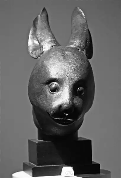 (记者 戴盈 王若遥 姬少亭)25日,圆明园十二生肖兽首铜像里的兔首和鼠