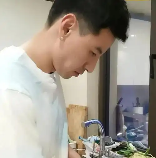 钱泳辰直播做饭无互动,反观评论区热闹非凡