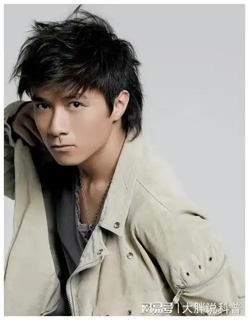 古巨基罕见晒全家福与妻子儿子共同出镜笑容如阳光般温暖