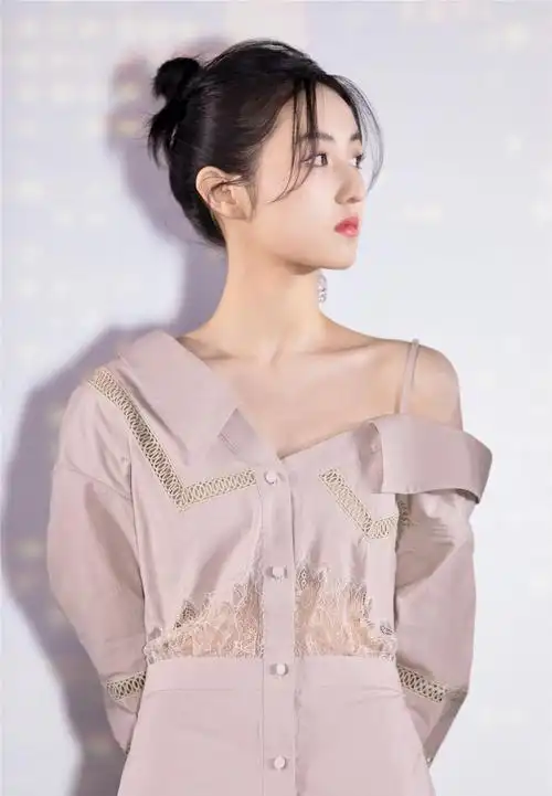 张子枫出席发布会,穿镂空衬衫裙露肩又性感,18岁衣品愈发时尚