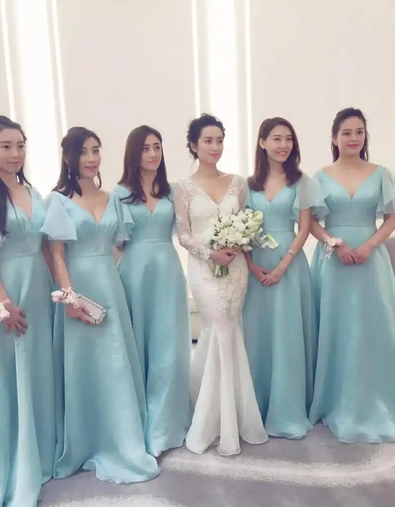 吕一的伴娘团由好姐妹高露,王力可,高晓菲,刘芸,李瑾担任.