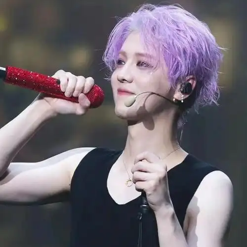 鹿晗耍帅把假发甩掉了帅不过三秒