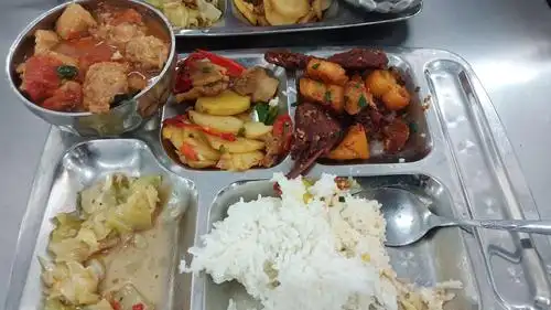 学校食堂的饭菜很可口,食堂阿姨人很好,孩子们吃饭的时候也很乖,吃完