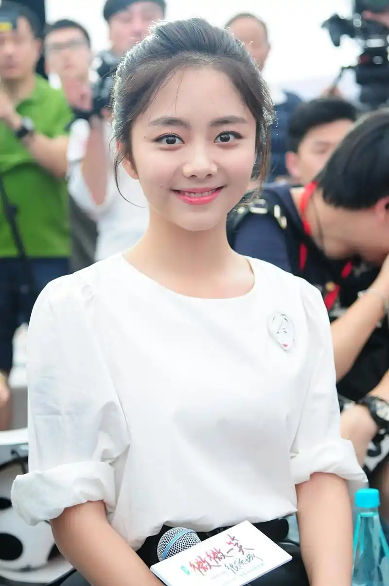 谭松韵,中国内地影视女演员,以清新自然的演技和甜美可人的形象深受