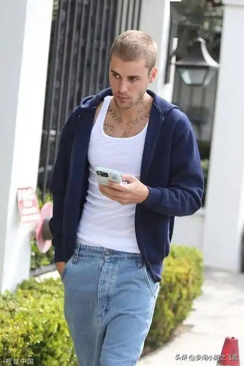 贾斯汀·比伯与好友聚餐 轻松驾驭寸头造型潮酷十足