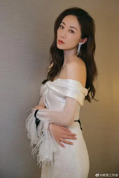 韩雪超话7615@韩雪出席#第34届中国电影金鸡奖#,主持雪已上线91