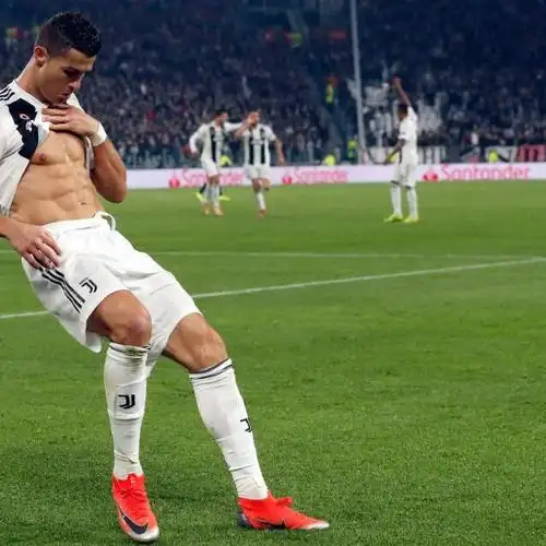 c罗赛后赠粉丝球服露腹肌显诱人身材这就是不喝可乐的身材