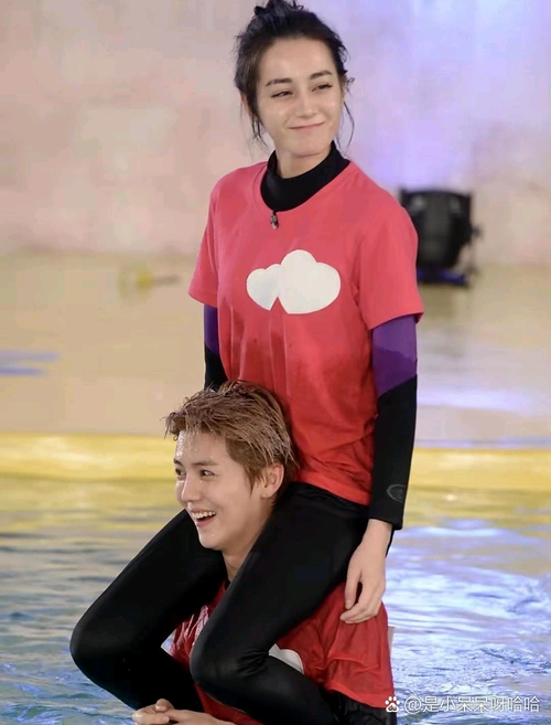 而且还有画面能看到,背着迪丽热巴的那个"鹿晗",头发颜色都不一样了