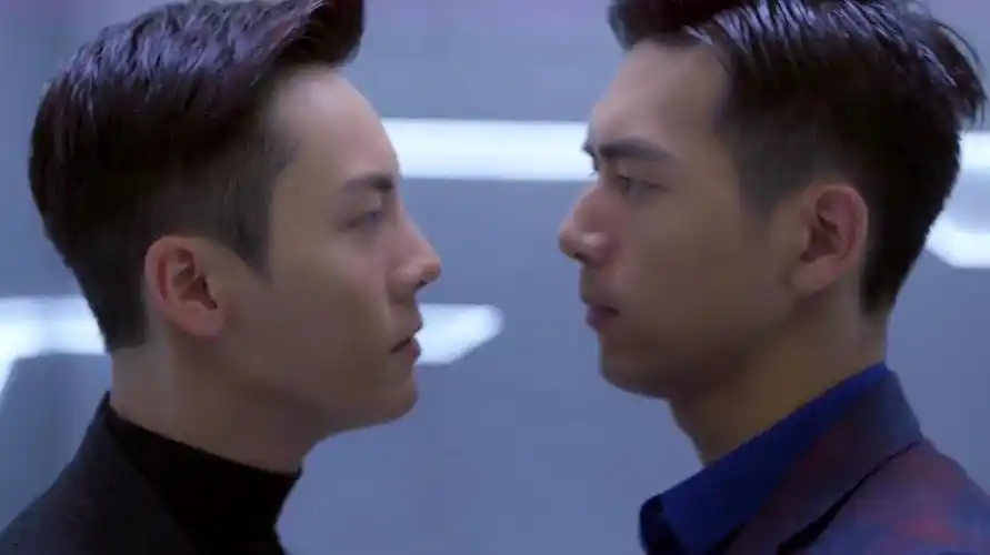 南方有乔木:陈伟霆和李现穿着西装皮鞋打篮球,这肌肉美感,好看