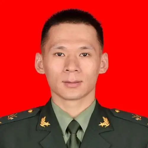 2013年9月入伍到驻港部队服役,2015年被所在部队批准转为士官,下士