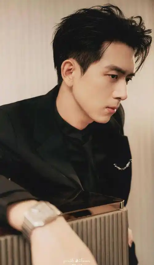 李现全黑大背西装造型掀起时尚热潮,展现魅力男孩无尽风采_人们_套装