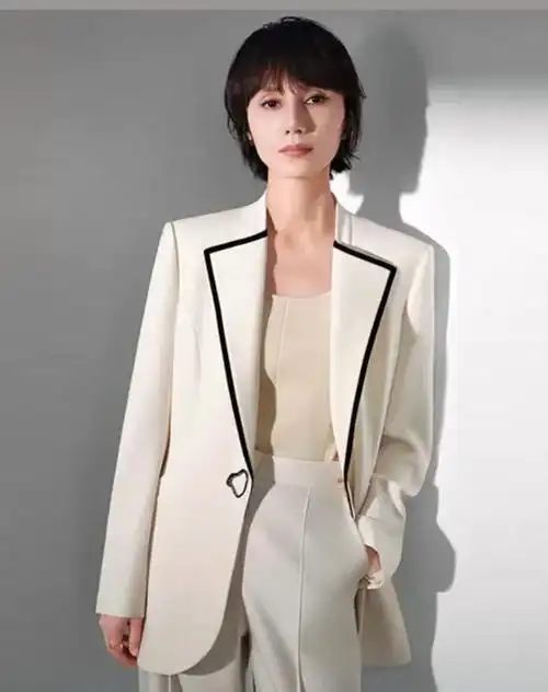 袁泉上海出席活动!西装衬衣牛仔裤,简单大方又优雅,看着好舒服