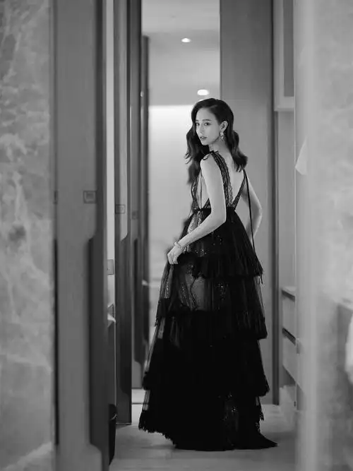 张钧甯真敢穿穿一件深v透视礼服秀身材网友这才叫气质