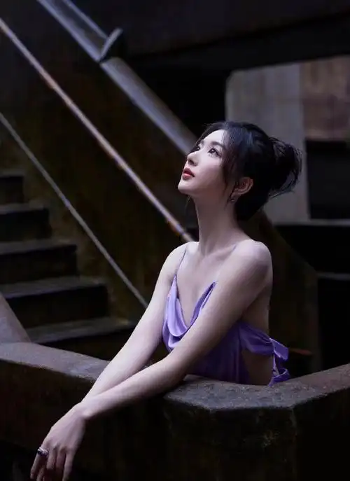 孔雪儿紫色露背裙##孔雪儿背上的痣