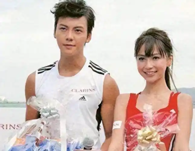 戏有点多angelababy站姐发陈伟霆照片两家粉丝愚人节唇枪舌战