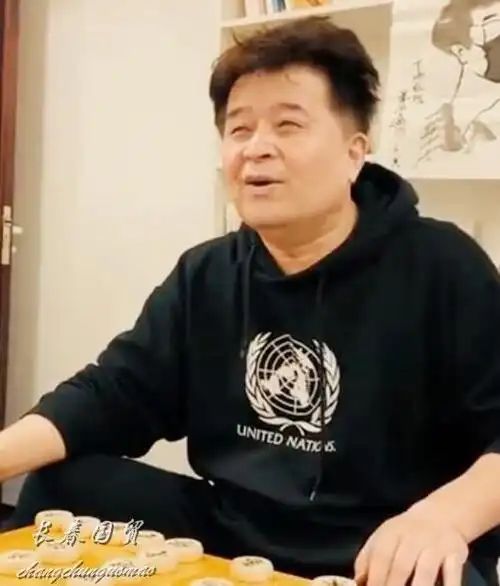 63岁毕福剑退休近况头发凌乱身材发福晚年生活丰富多彩3