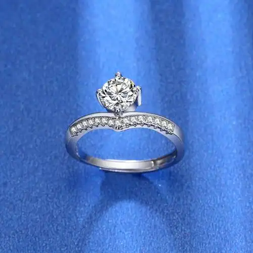 抖音网红直播厂家货源锆石仿纯银莫桑石戒指女一克拉皇冠婚戒钻戒