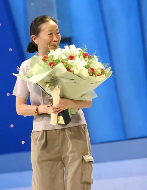 张少华真有亲和力穿黑色刺绣中国风外套低调却很有韵味