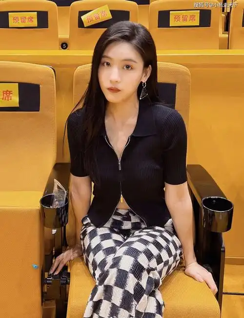 孙芮棋盘格子长裤优雅写真