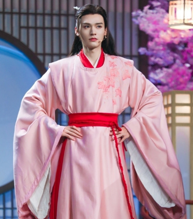 龚俊出圈后初恋被扒,大学与学霸学姐相恋,却因英语四级没过被甩