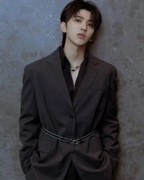 蔡徐坤的品味也太好了黑色内搭披件蓝色大衣身材堪比男模