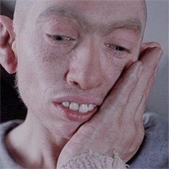 捂脸流泪龅牙眨眼gif动图_动态图_表情包下载_soogif