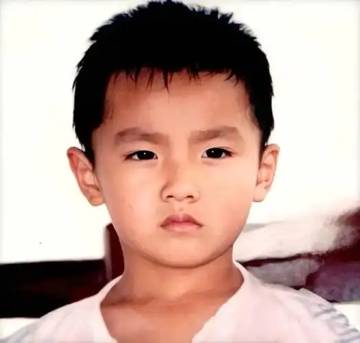组图:男明星童年照大起底 吴亦凡青涩帅气陈伟霆呆萌可爱