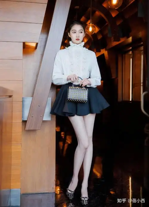 关晓彤风格大变穿抹胸配牛仔裤秀好身材波浪卷发型太妩媚