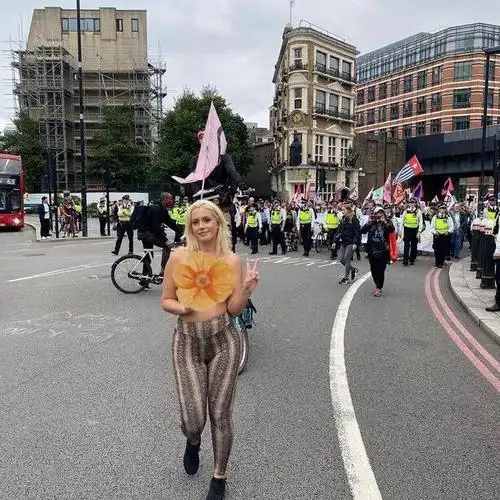 外国小姐姐赤裸身体并节食来抗议肥胖歧视称喜欢微胖男