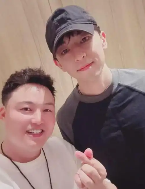 邓伦近照大变样疑整容变双眼皮与圈内明星一起参加婚礼成焦点