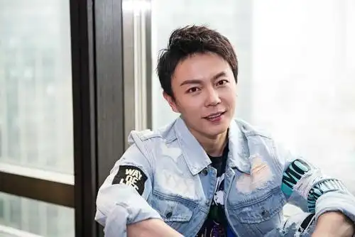 信》被奉为不少人心中的经典,而在这两部作品中,永远一副严肃脸的谢苗