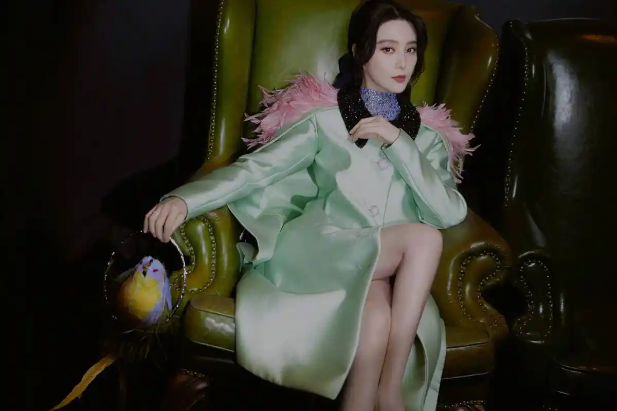 原创范冰冰也老了!出席活动只能靠精修,小腿修图过度太吓人