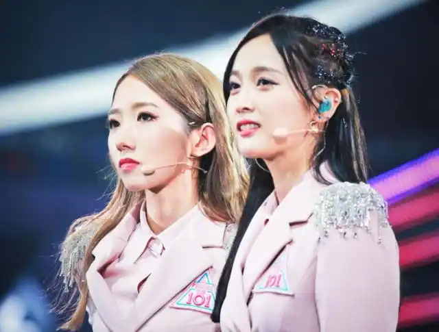 乐华双姝同日秀新手机,吴宣仪猛发照片,孟美岐借机晒cd