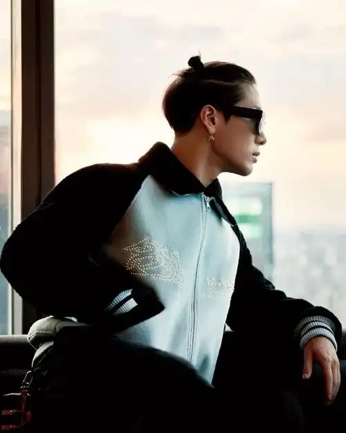 #王嘉尔lv品牌代言人##王嘉尔首位wonderland中英双封艺人#