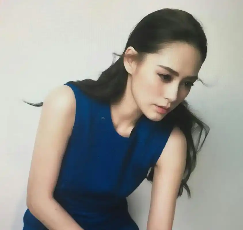 37岁阿娇婚纱照曝光,笑容甜蜜,她终于嫁出去啦!