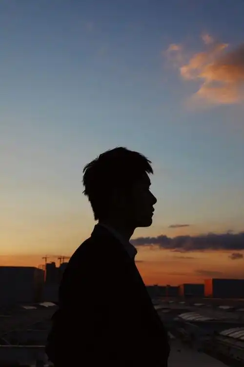 易烊千玺狗啃刘海#易烊千玺剪影小合集78好看的人连影子都让人卸