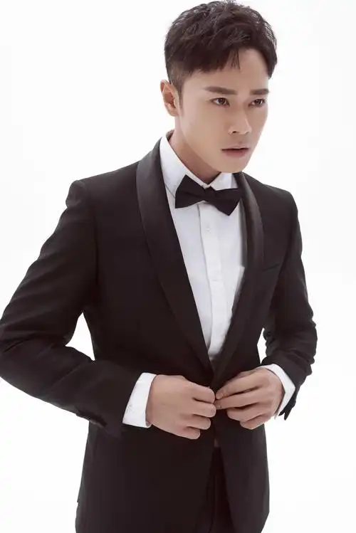 曹骏曝阳光轻熟男写真俊朗儒雅散发沉稳魅力