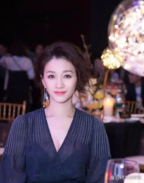 李小冉:感情生活不再是笑话 李小冉,一位肤白貌美,长发黑亮的女生,其