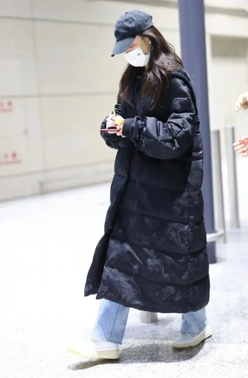 倪妮今日机场街拍,穿新中式羽绒服真好看!