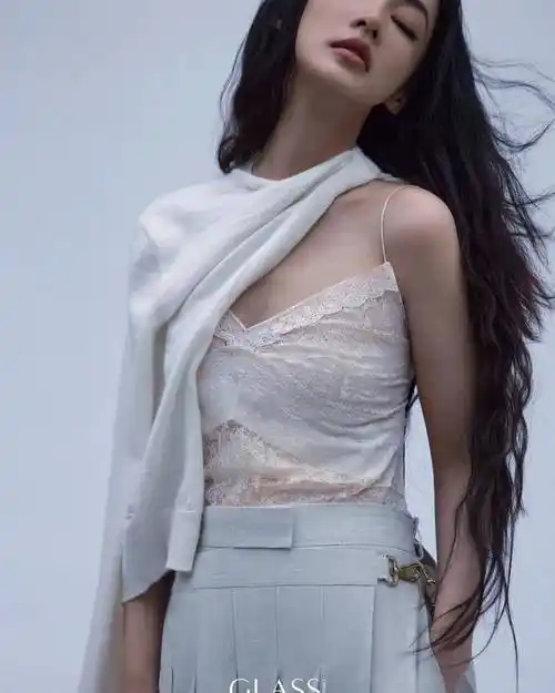"虎扑女神"李沁登glass七月刊封面,穿蕾丝抹胸气质清冷,好美_装饰